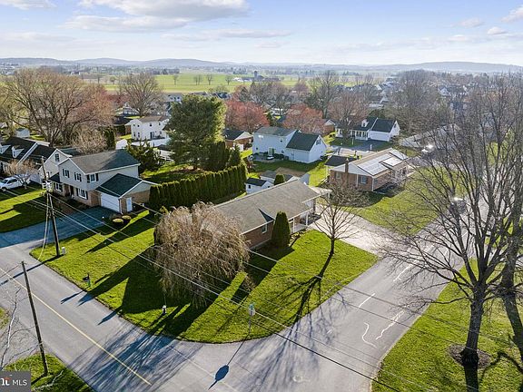 3rd image of 205 Jennifer Ln