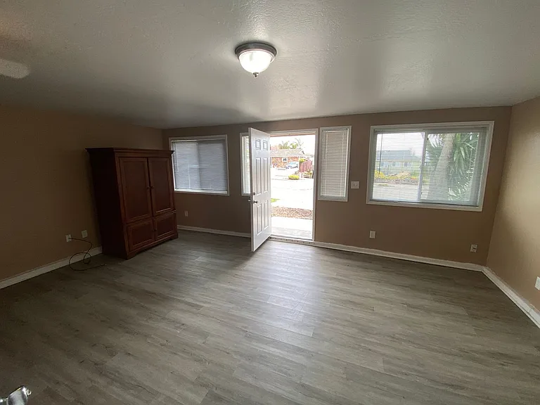 593 Venus Ave — Photo 11