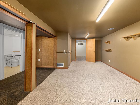 3rd image of 1552 41st St SW