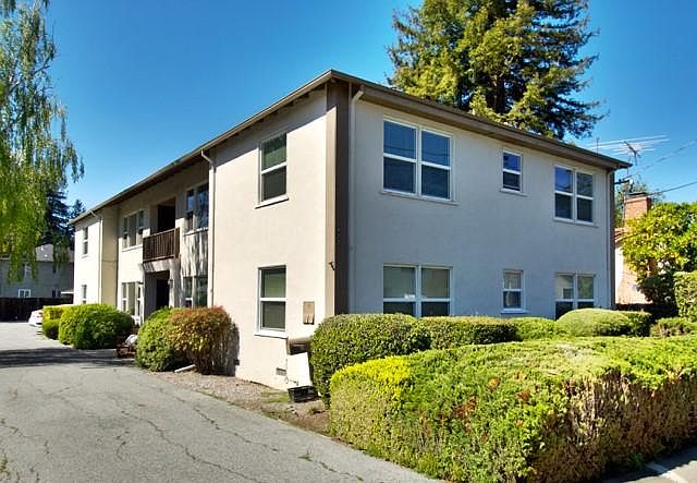 1st image of 922 Oak Ln APT 4