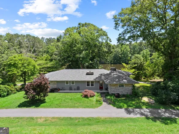 17 E Lake Dr, Newnan, GA 30265