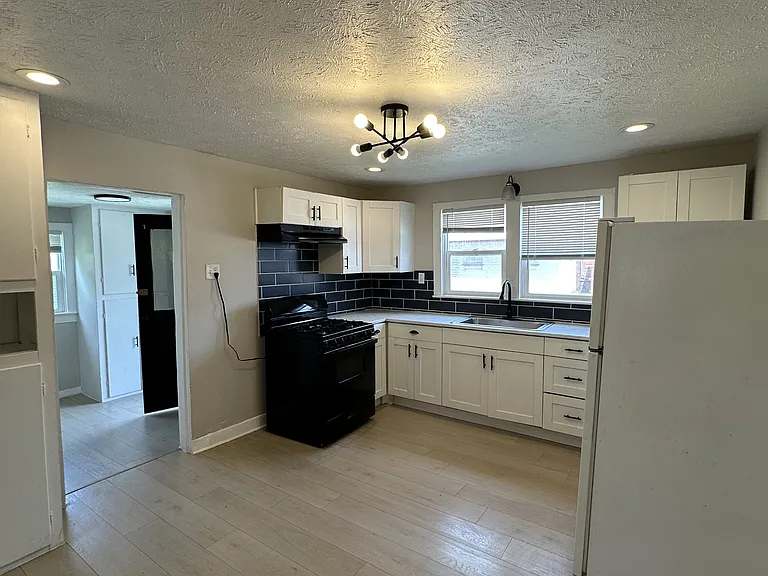 2703 S Walnut St — Photo 8