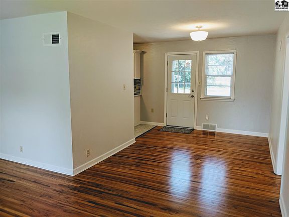 4th image of 810 W 22nd Ave