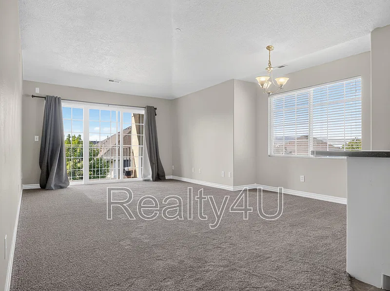 3 bed, 2.0 bath, 1200 sqft, $1,700 — Photo 2
