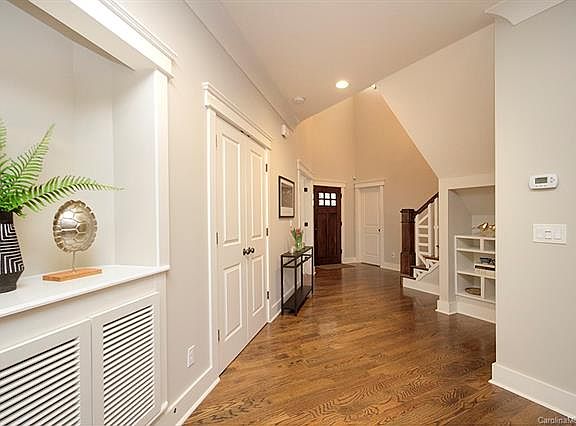 4th image of 916 Essex St