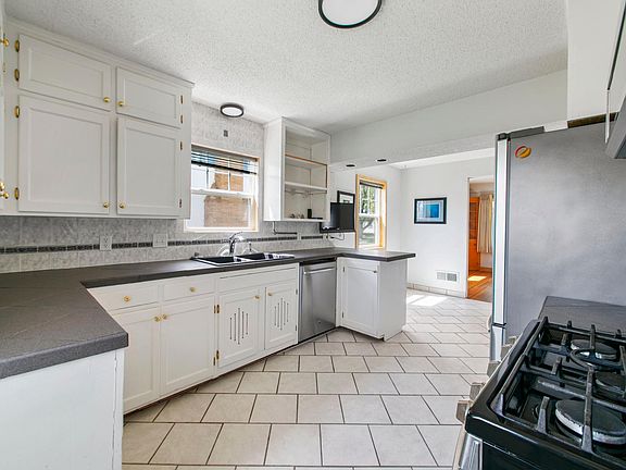 3rd image of 425 9th Ave S