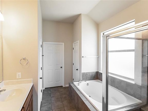 4th image of 120 Saint Richie Ln