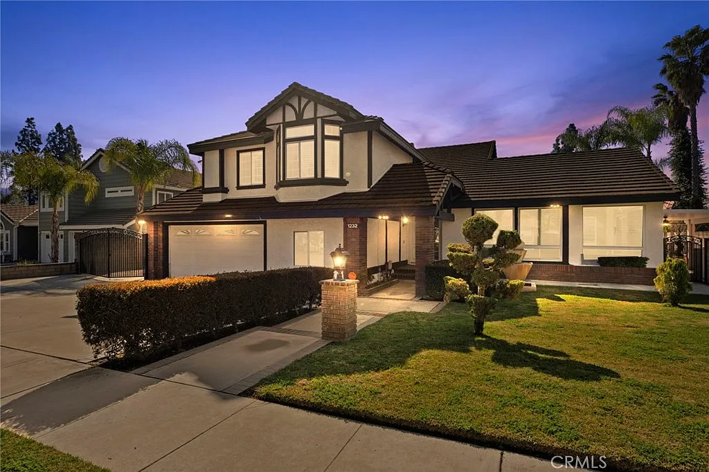 5 bed, 3152 sqft, $4,975 — Photo 1