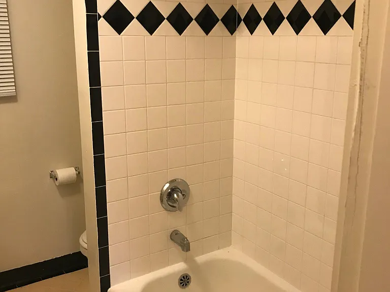 1430 SW Moss St #4 — Photo 3