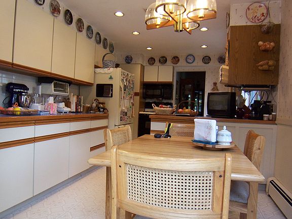 LARGE EAT-IN KITCHEN