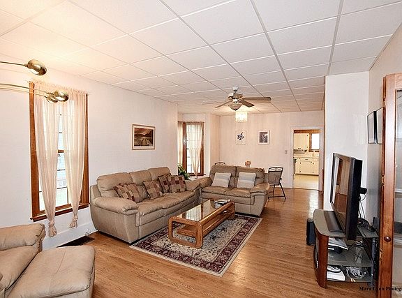2nd image of 18 N Lincolnway