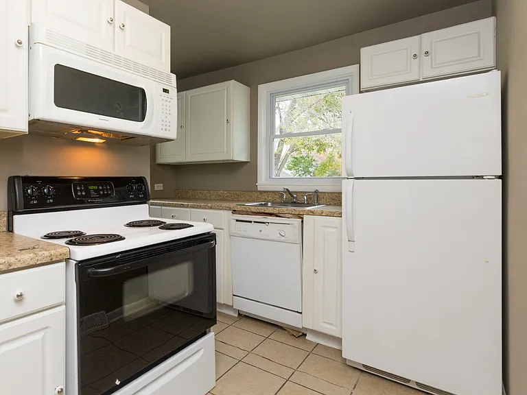 2618 E Grand Ave — Photo 3