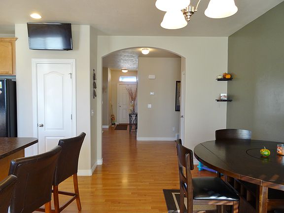 5th image of 411 W Delancey St