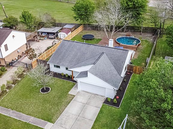 4th image of 405 E Castle Harbour Dr