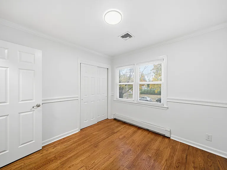 10 Lloyd Ave — Photo 31