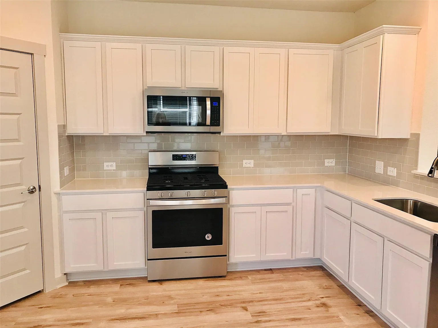3 bed, 2.5 bath, 1813 sqft, $2,350 — Photo 4