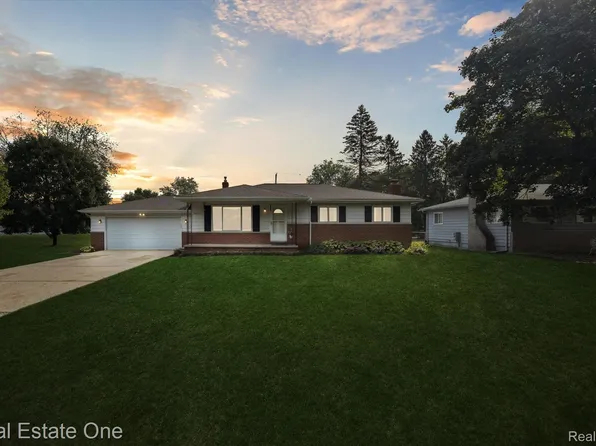 2436 Woodlawn St, Wolverine Lake, MI 48390