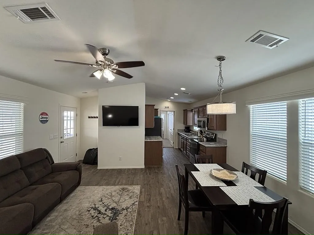 2 bed, 2.0 bath, 748 sqft, $1,499 — Photo 4