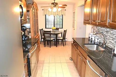 2 bed, 1.5 bath, 7841 sqft, $2,848 — Photo 2