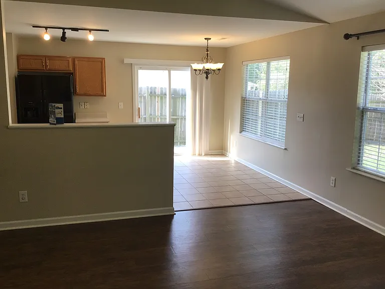 604 Sydney Ct — Photo 8