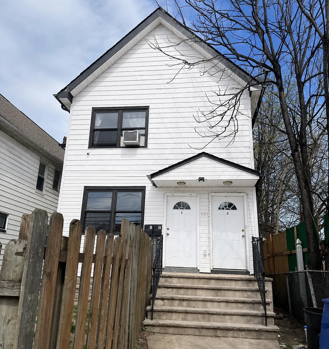 4 bed, 1900 sqft, $3,999 — Photo 1