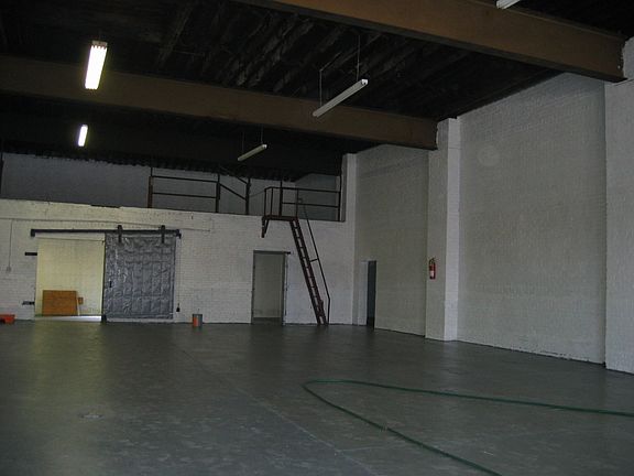 4th image of 837 E 52nd St