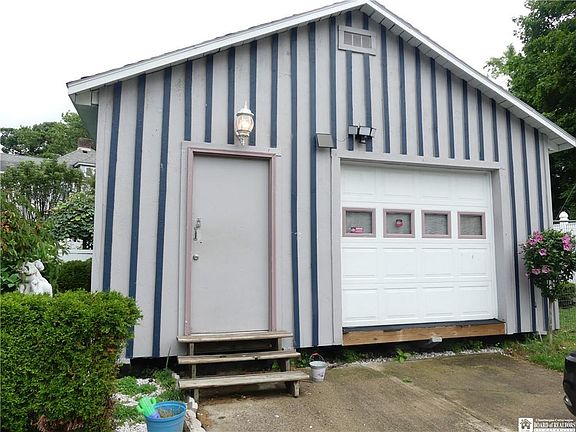 4th image of 215 Price St