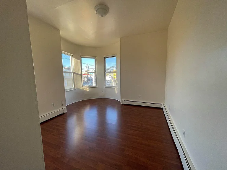518-524 Kennedy Blvd #2E — Photo 2