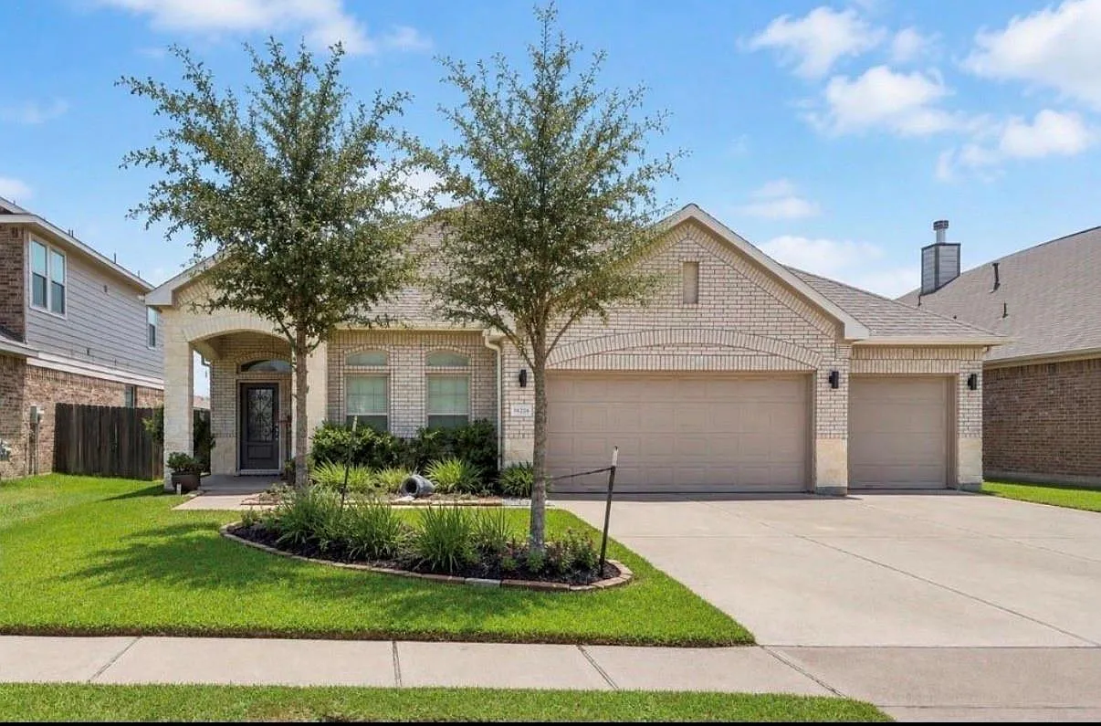 3 bed, 2.0 bath, 2009 sqft, $2,300 — Photo 1