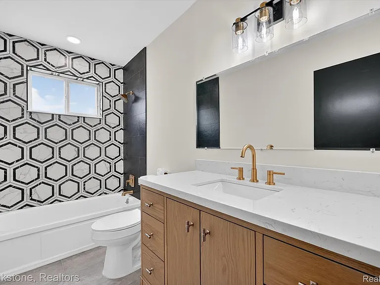 30428 Iroquois Dr — Photo 10