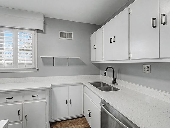 4th image of 3310 Long Blvd APT B8