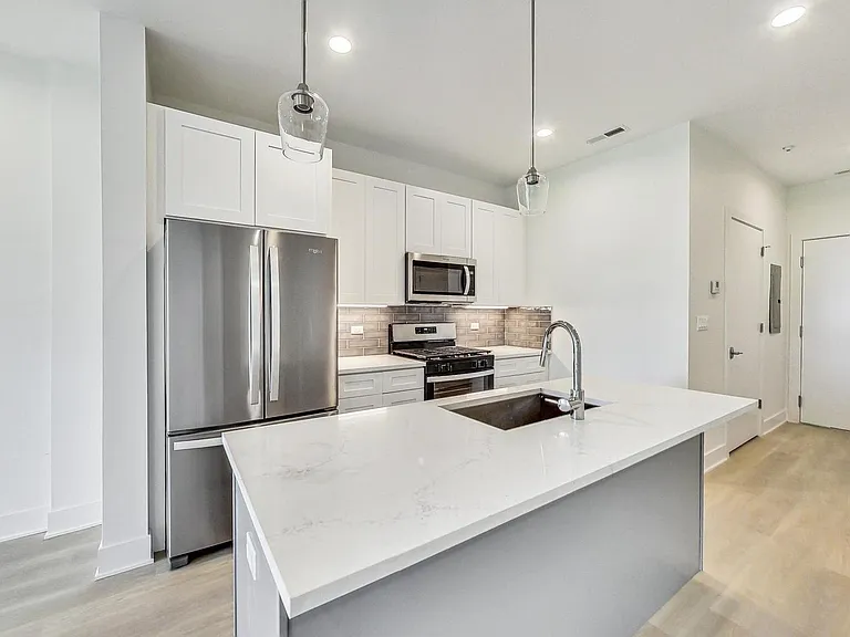 3355 N Southport Ave #2F — Photo 3