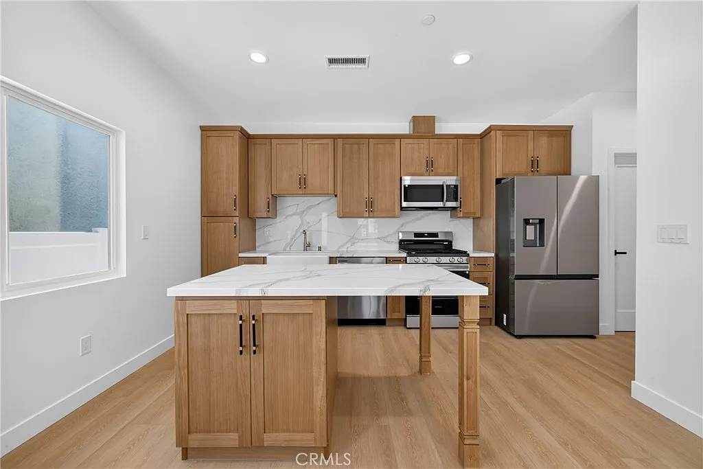 3 bed, 1100 sqft, $3,895 — Photo 4