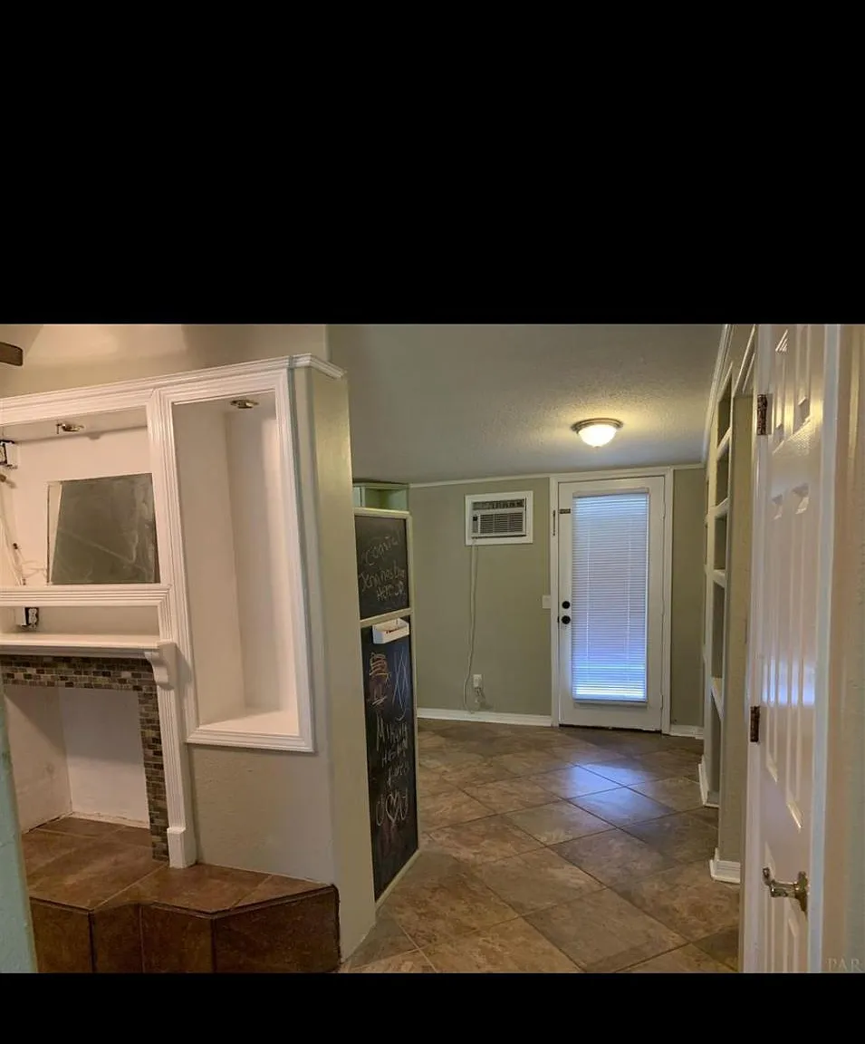 1000 Requin Ln — Photo 2