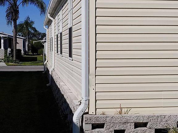 5th image of 393 Janet Ln