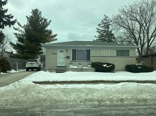 25888 Carl St, Roseville, MI 48066