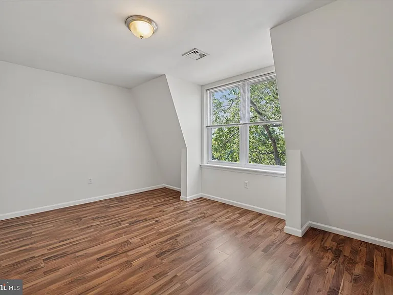 5027 Spruce St — Photo 10