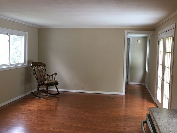 LR w/French doors to deck