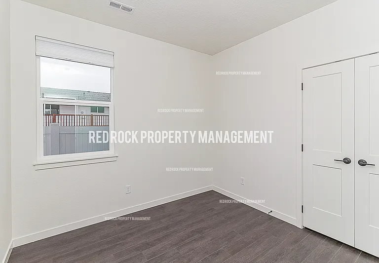 610 S Crescent Ln — Photo 2
