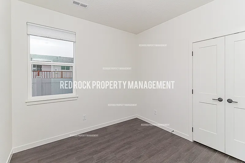 Building Photo - 610 S Crescent Ln