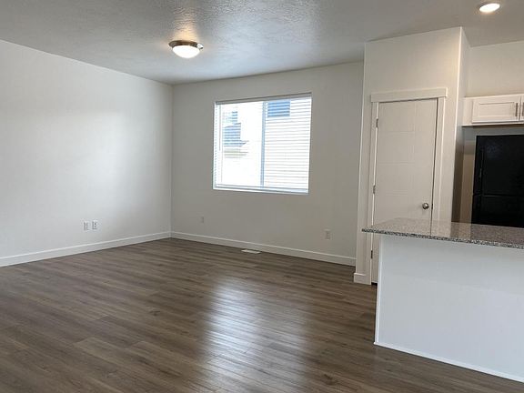 3rd image of 943 W Spruce Willow Way