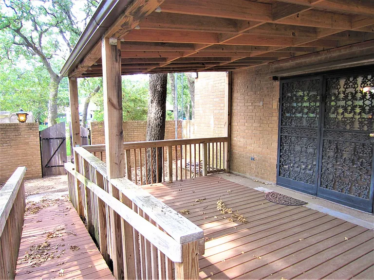 1815 Greenwood Dr — Photo 8