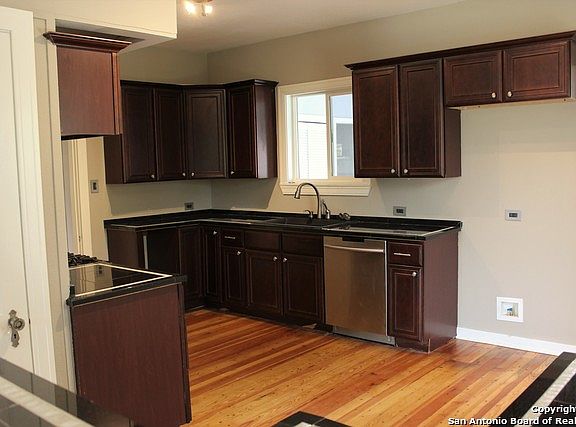 4th image of 1055 Sutton Dr