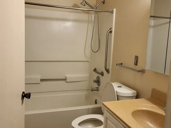 Perry Street, 203 Perry St #4, Rossville, KS 66533