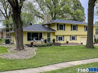 9301 Dewey Gibbs Rd, Urbandale, IA 50322