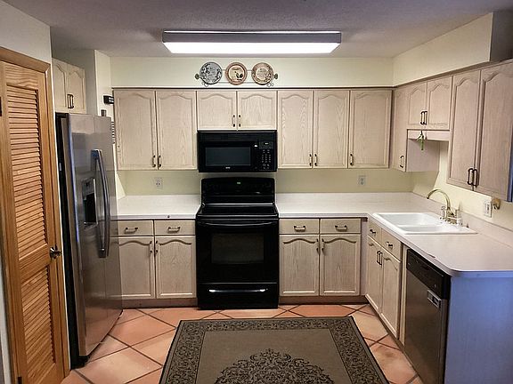 Spacious kitchen 