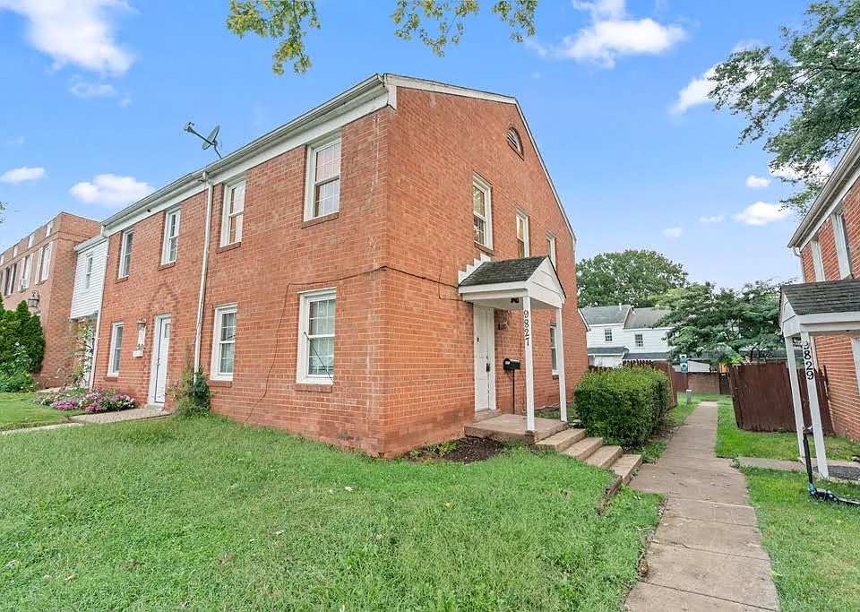 9827 Town Ln