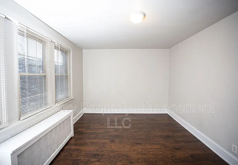1034B Collings Ave — Photo 8