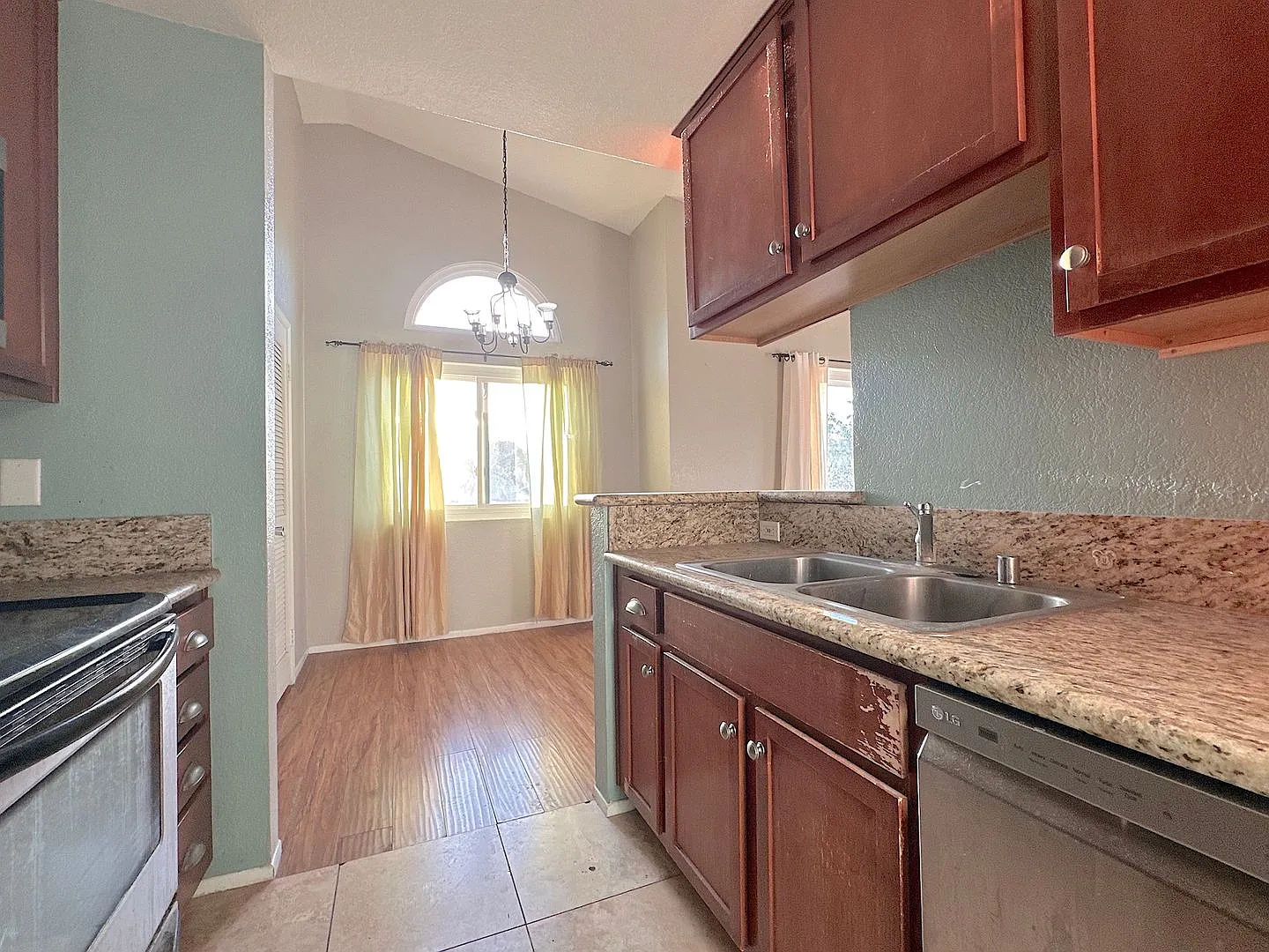 2nd floor 2 bed/ 2 bath condo in North Park/ Normal Heights! 1 car garage, driveway, WD in unit — Photo 4