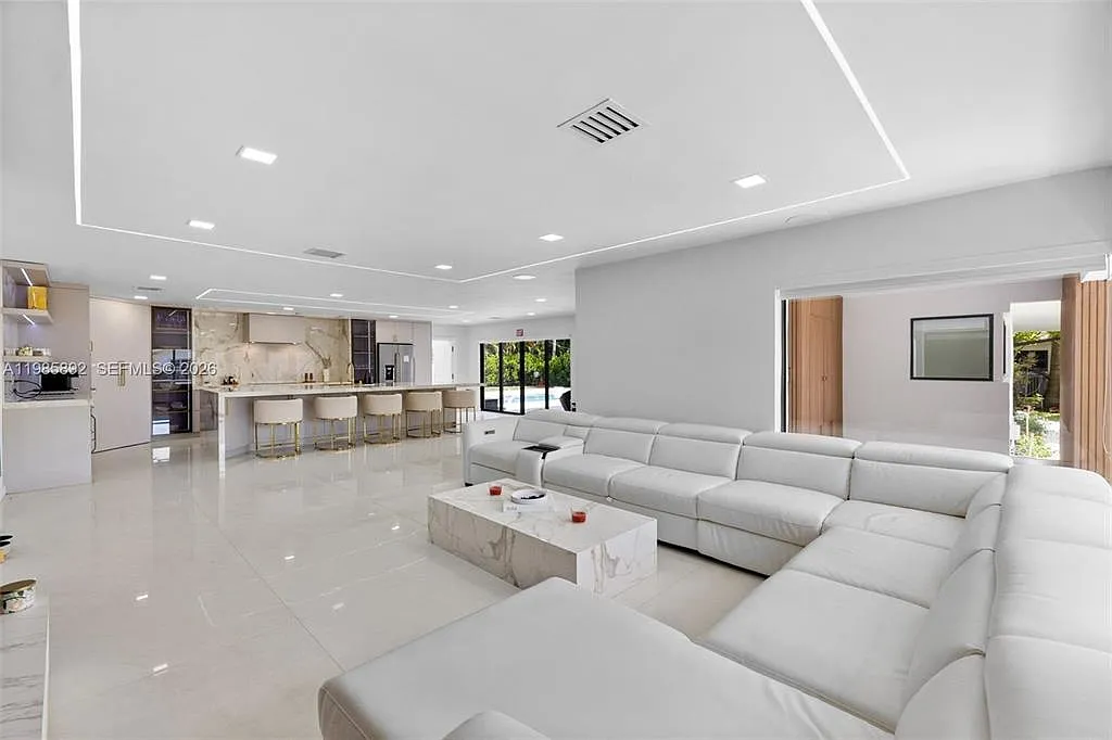 4 bed, 2.5 bath, 2676 sqft, $19,000 — Photo 4
